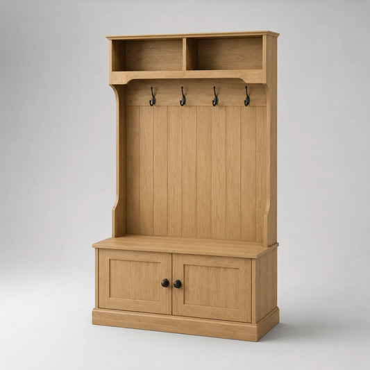 Holzgarderobe mit Metallhaken und Schränken